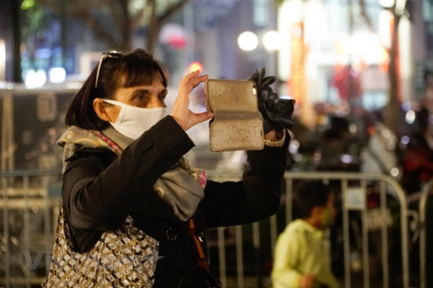 La Française Veronica exprime sa surprise d'assister aux activités accueilant la Nouvelle Année 2021 au Vietnam et salue le succès du pays dans le contrôle du COVID-19. (Photo: VNA)