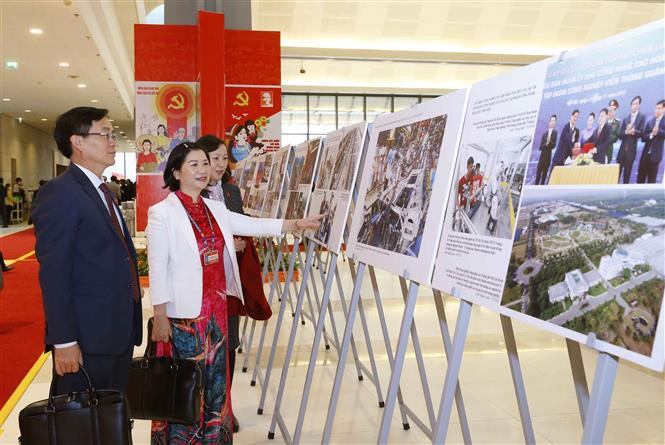 L'exposition de photos "Marcher fermement sous le drapeau glorieux du Parti" est organisée du 25 janvier au 2 février par la VNA à l'occasion du 13e Congrès national du Parti. Photo: VNA