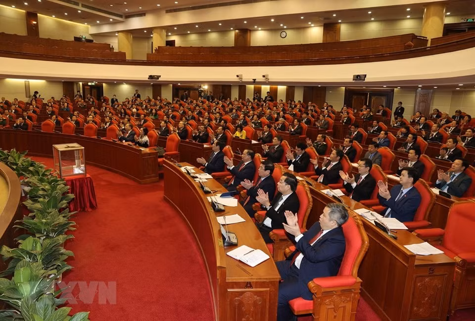 Des membres du Comité central du Parti du 13e mandat à l'événement. Photo: VNA