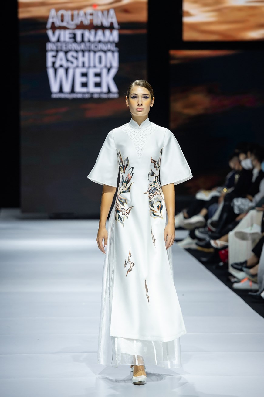 Le caractère unique et la sophistication des délicates peintures artisanales sur fond de tissu contribuent à la transmission de toute la beauté des femmes vietnamiennes.