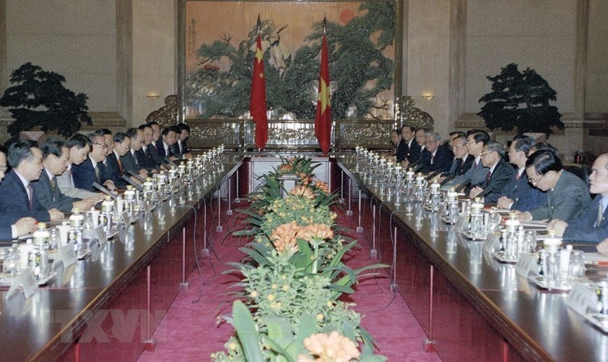 Le Secrétaire général Le Kha Phieu s'entretient avec le Secrétaire général et président de la Chine Jiang Zemin lors de sa visite d'amitié officielle du 25 au 2 mars 1999 en Chine. Photo: VNA