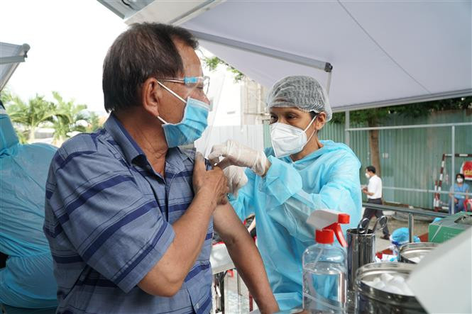 Les habitants âgées de plus de 65 ans de l'arrondissement de Go Vap à Ho Chi Minh-Ville sont vaccinés dans des véhicules spécialisés pour la vaccination mobile. Photo: VNA