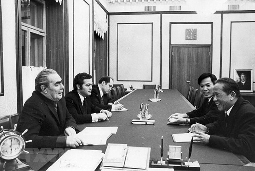 Le secrétaire général du Parti communiste de l'Union soviétique, Leonid Brejnev, s'entretient avec le secrétaire général Le Duan lors de sa visite officielle en Union soviétique le 29 octobre 1975. (Photo: Archivee/VNA) 