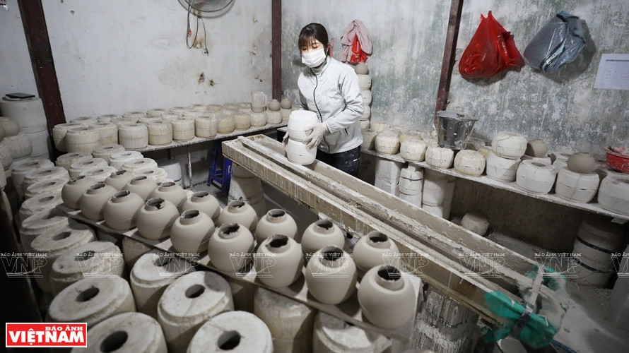 Dans un atelier spécialisé dans la fabrication de lampes en porcelaine à Bat Trang, à Hanoï.
