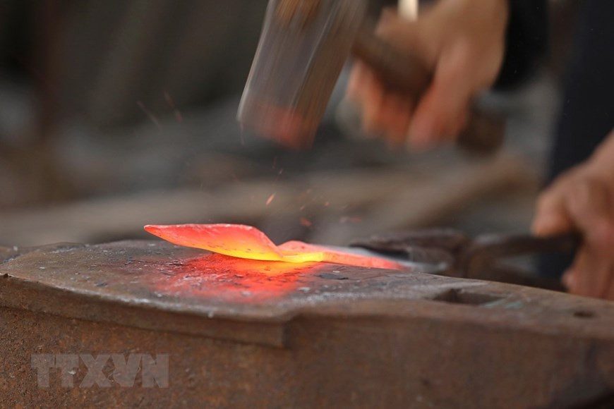 Les villageois fabriquent des outils agricoles et de la vie quotidienne. Photo: VNA