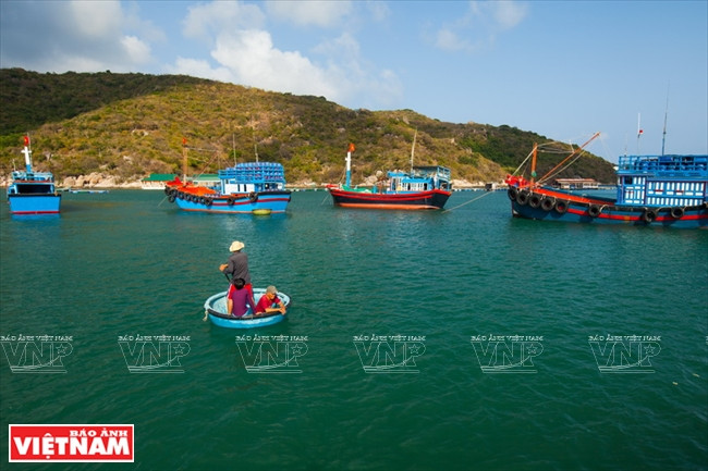 Une excursion en baie de Vinh Hy laisse un souvenir impérissable aux touristes. Photo: Vietnam Illustré