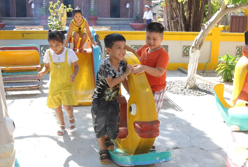 Les petits enfants s'amusent dans un parc. Photo: VNA