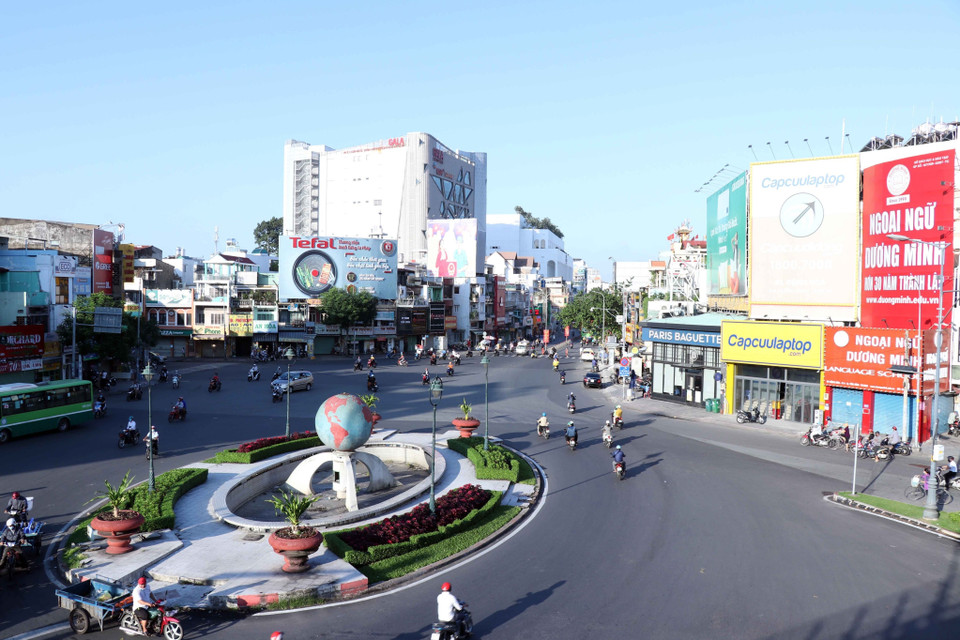 Le rond-point de Lang Cha Ca dans l'arrondissement de Tan Binh était peu fréquenté lors du premier jour de mise en œuvre de la distanciation sociale, conformément à la directive 15/TTg du Premier ministre. Photo : VNA