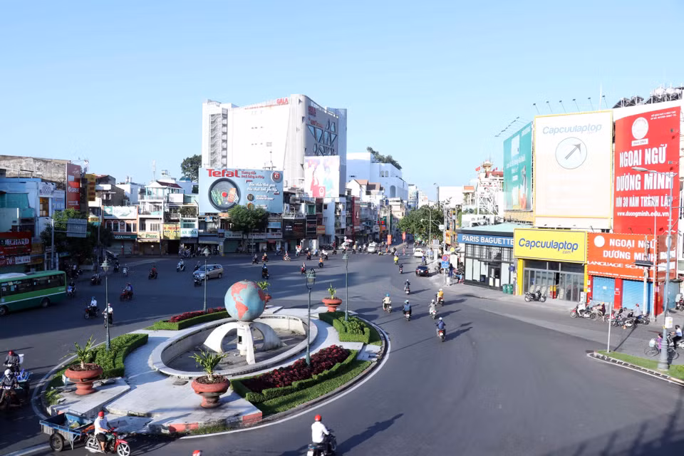 Le rond-point de Lang Cha Ca dans l'arrondissement de Tan Binh était peu fréquenté lors du premier jour de mise en œuvre de la distanciation sociale, conformément à la directive 15/TTg du Premier ministre. Photo : VNA