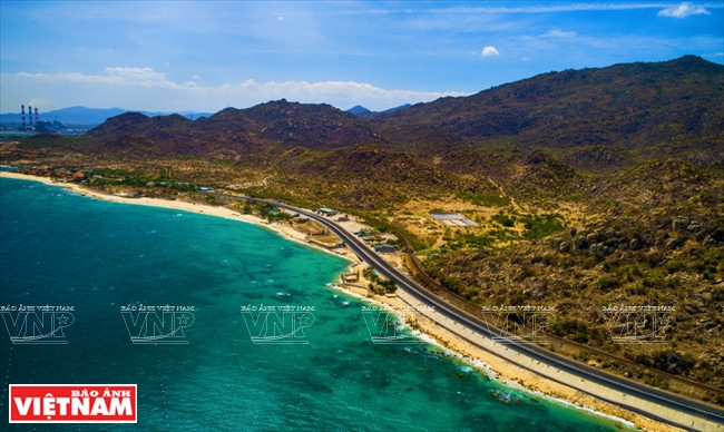 La plage de Ca Na est un lieu où les voies routière et ferrée longent au plus près la côte. Photo: Vietnam Illustré