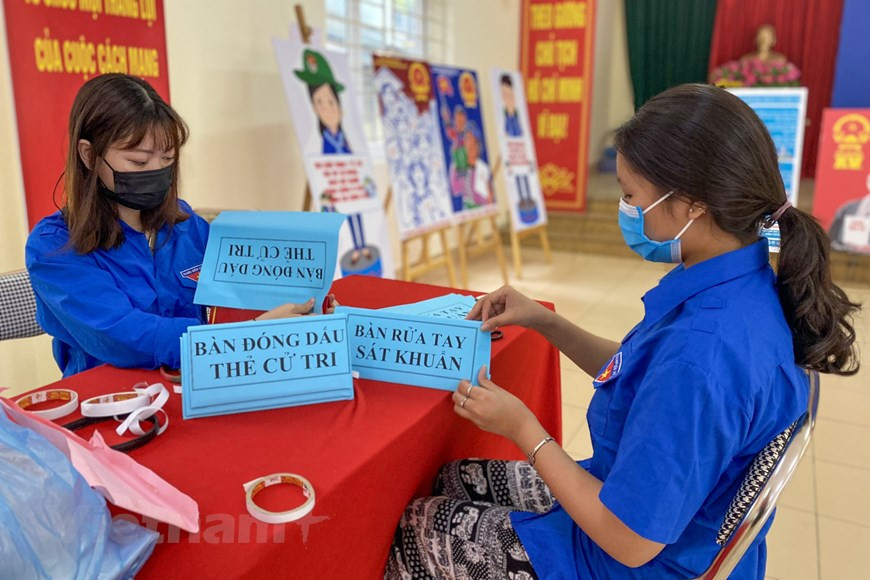 Des jeunes de Hanoï soutiennent les préparatifs des prochaines élections. Photo: VietnamPlus