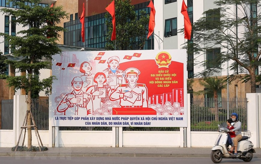  Un grand panneau d’affichage est installé devant le siège du comité populaire de l’arrondissement de Dong Da. Photo : VNA
