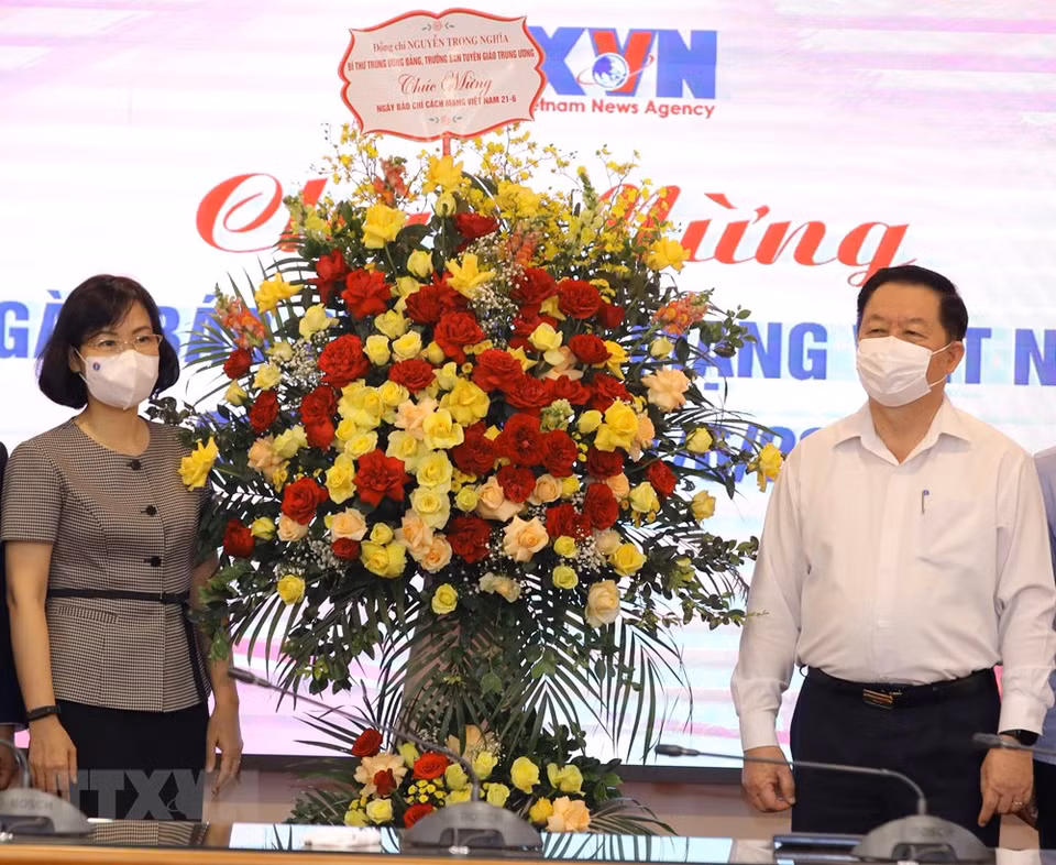 Dans la matinée du 15 juin, Nguyên Trong Nghia, secrétaire du Comité central du Parti communiste du Vietnam et chef de la Commission centrale de sensibilisation et d'éducation, offre des fleurs à l'Agence vietnamienne d'information (VNA) à l'occasion du 96e anniversaire de la Journée de la presse révolutionnaire vietnamienne (21 juin).