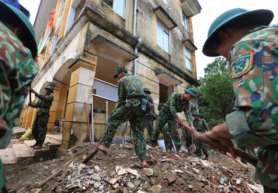 Des militaires dans la province de Quang Binh participent au nettoyage de l'environnement dans le district de Le Thuy après le passage des crues et inondations historiques.
