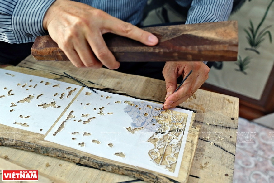 Les estampes populaires de Dong Ho sont originaires du village de Dong Ho dans la province de Bắc Ninh. Leur grande originalité réside dans leurs couleurs naturelles et dans le papier. 
