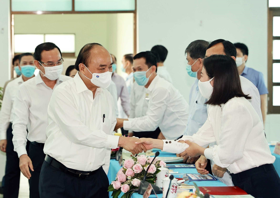 Le président Nguyen Xuan Phuc et des candidats aux élections législatives et aux postes des membres du Conseil populaire de Ho Chi Minh-Ville. Photo: VNA