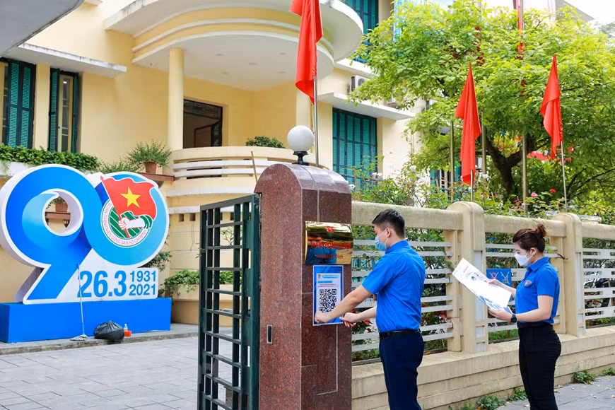 Le personnel de l'antenne hanoïenne de l'Union de la jeunesse communiste Hô Chi Minh appliquent les TI au service des prochaines élections législatives. Photo: VietnamPlus