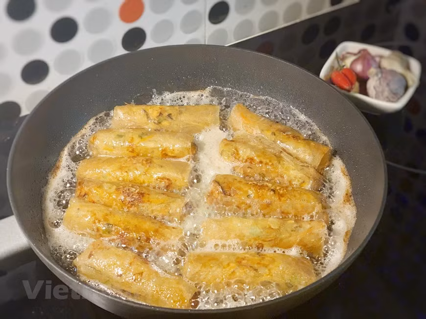 Mettre l’huile à chauffer et faire frire les rouleaux jusqu’à ce qu’ils soient bien dorés. Il est nécessaire de faire frire les rouleaux à feu doux pour qu’ils soient croustillants. 