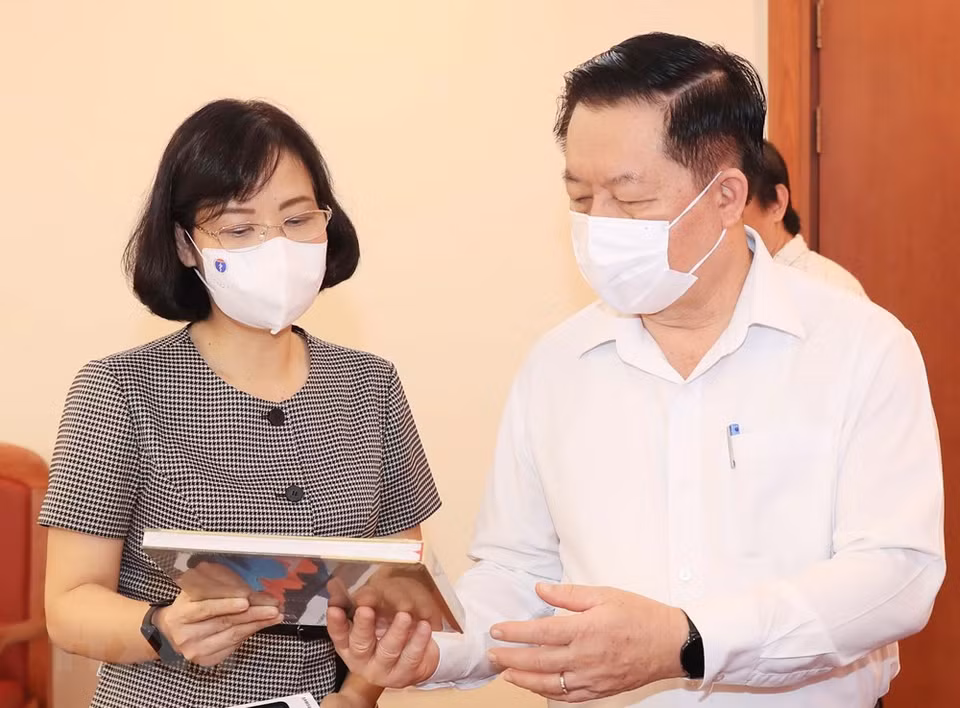 La directrice générale adjointe de la VNA, Vu Viet Trang, présente des publications électroniques de la VNA au chef de la Commission centrale de sensibilisation et d'éducation, Nguyên Trong Nghia. Photo: VNA