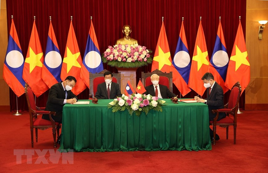 Le secrétaire général du PCV Nguyen Phu Trong et le secrétaire général du PPRL et président lao Thongloun Sisoulith à la cérémonie de signature de l’Accord de coopération entre le Bureau du Comité central du PCV et le Bureau du Comité central du PPRL pour la période 2021-2025. Photo: VNA