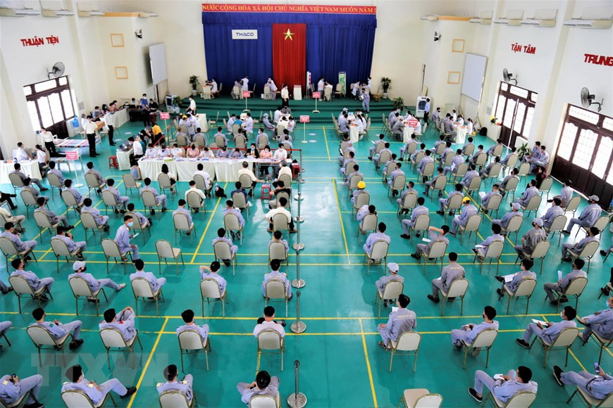 Employés de l'entreprise Thaco Chu Lai, dans la province de Quang Nam (Centre), se faisant vacciner contre le coronavirus. Photo: VNA
