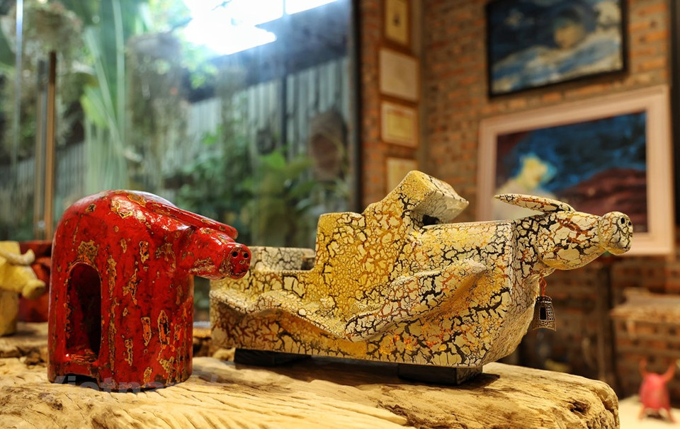 Né en 1983 et ayant grandi dans le chef-lieu de Son Tây, Nguyên Tân Phat est passionné de peinture dès l’enfance. Il dessinait tout le temps et n'importe où. Il pouvait utiliser un morceau de tuile cassé pour dessiner sur un mur de terre ou prendre un bout de bois pour dessiner sur le sable. C’est grâce à son don et sa passion pour l'art traditionnel que Tân Phat a réussi à l’examen à l’Université des beaux-arts industriels, avec une spécialisation en laque. Lors des ses études, Phat a travaillé dans des boutiques de bijoux et d'artisanat dans le Vieux quartier de Hanoï. Photo: VietnamPlus