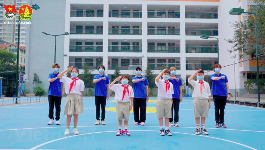 L'antenne hanoïenne de l'Union de la jeunesse communiste Hô Chi Minh appelle les gens à participer aux élections en assurant la prévention et le contrôle du COVID-19. Photo: VietnamPlus