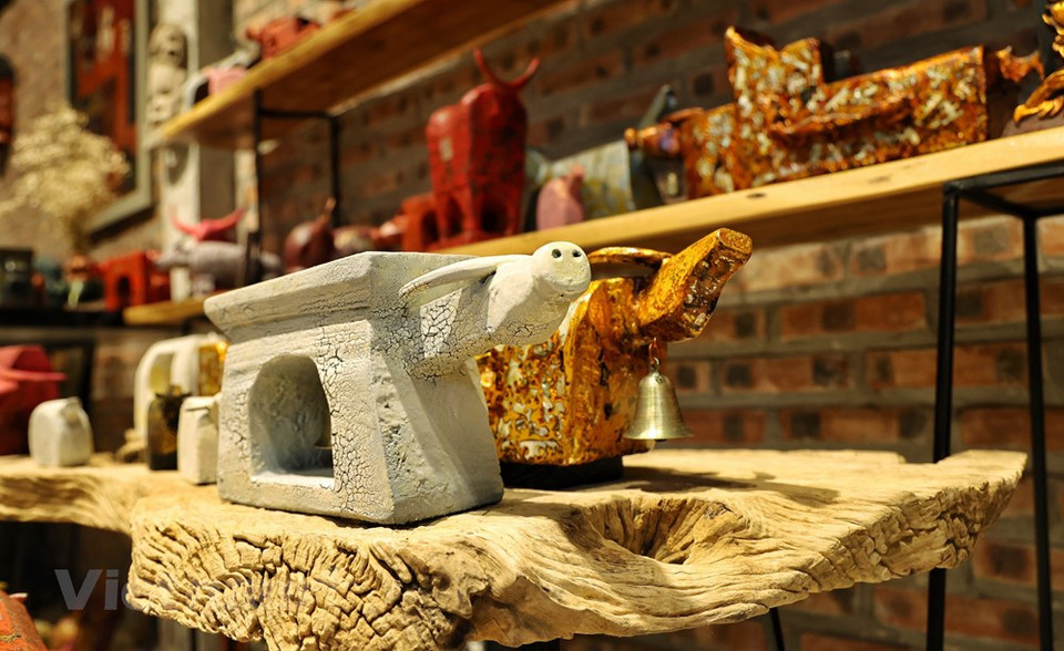 À 50 km environ à l’ouest de la capitale, l’ancien village de Duong Lâm, classé au patrimoine national. Il est l’un des rares sites à conserver les caractéristiques d’un ancien village Viêt, avec notamment le banian, le puits, la maison commune et les anciennes maisons en latérite. Il est aussi le premier à avoir été reconnu patrimoine historique et culturel national, le 19 mai 2006. Duong Lâm se distingue par l’architecture de son portique d’entrée et de sa maison commune, baptisée Mông Phu. Actuellement, les buffles de Nguyên Tân Phat sont présents dans les maisons centenaires de Duong Lâm afin que les visiteurs puissent les admirer ou les acheter. C'est ainsi que cet artiste exprime sa gratitude envers sa terre natale et soutien ses activités touristiques. Photo: VietnamPlus