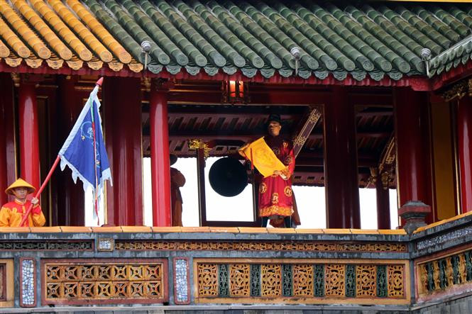 Reconstitution de la cérémonie "Ban Soc" de la dynastie des Nguyên à la Porte du Midi. Photo: Dô Truong/VNA