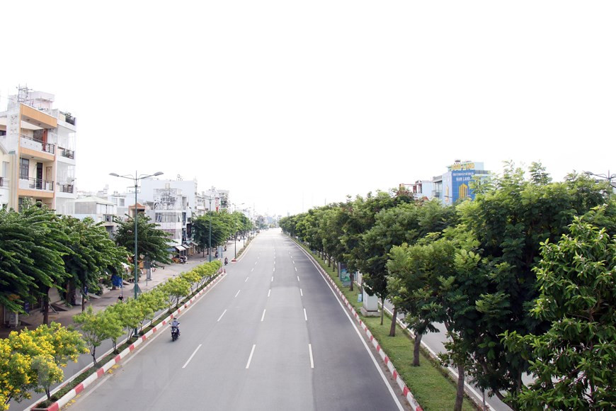 La rue Pham Van Dong, l'un des principaux axes routiers reliant la ville de Thu Duc au centre de Ho Chi Minh-Ville, est déserte. Photo: VNA