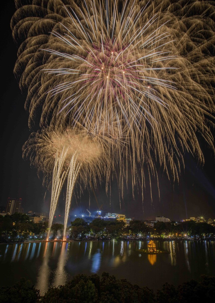 Feux d'artifice au lac Hoàn Kiêm le soir du Nouvel An. (Photo: VNA)