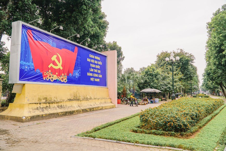  Un grand panneau sur le 13e Congrès national du Parti communiste du Vietnam dans la rue Tran Nhan Tong. Photo: Vietnam+