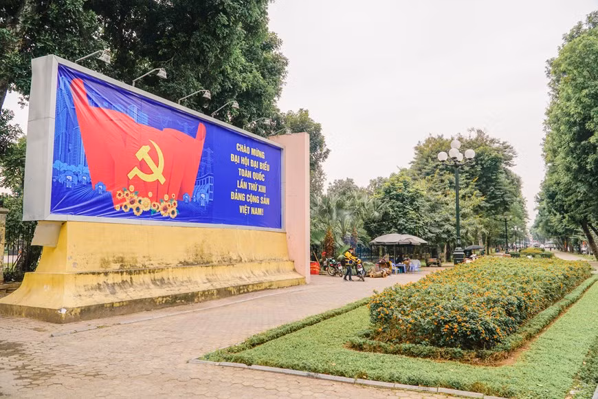  Un grand panneau sur le 13e Congrès national du Parti communiste du Vietnam dans la rue Tran Nhan Tong. Photo: Vietnam+