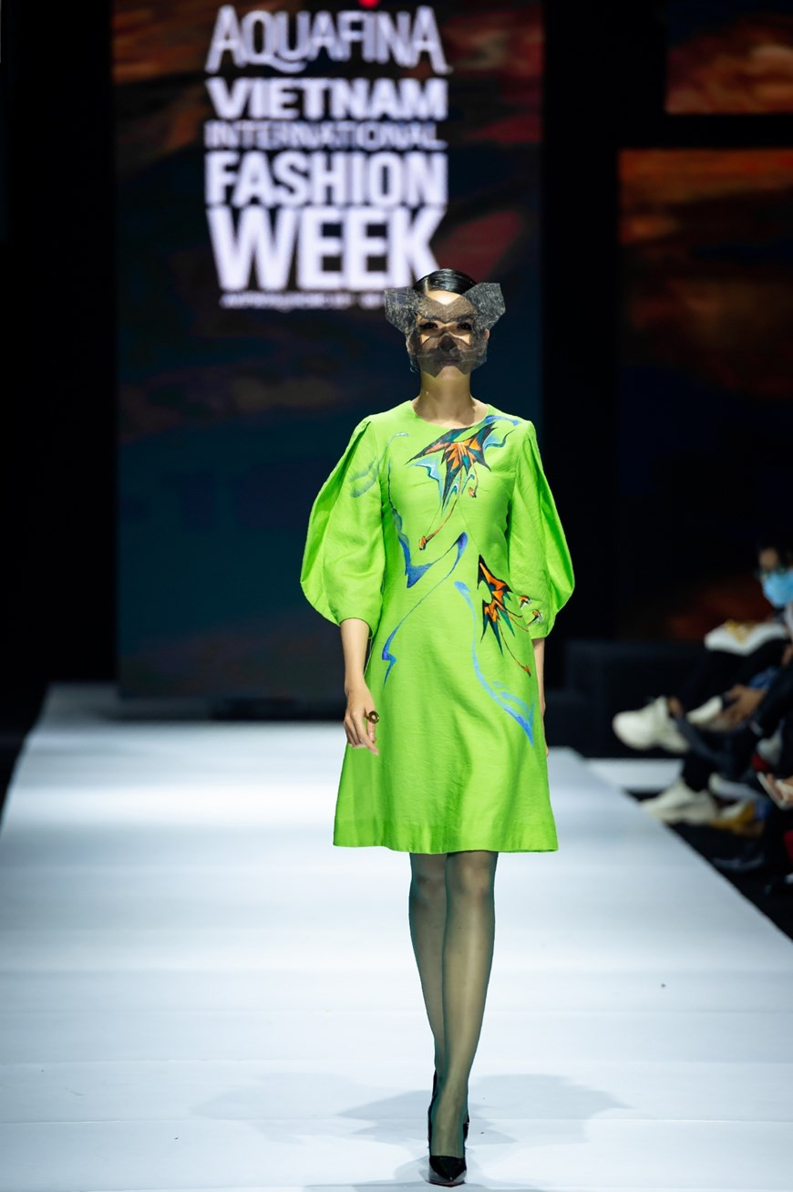 Les peintures des fleurs marquent un design élégant, à la mode mais aussi luxueux et jeune.