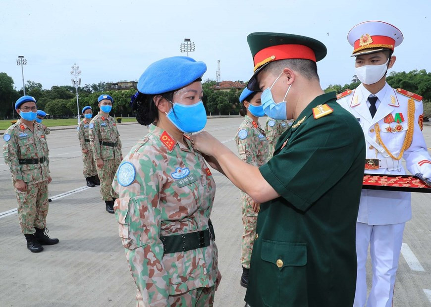 Au cours de leur mandat, les officiers et soldats de l'Hôpital de campagne de niveau 2 N°2 ont soigné près de 2.000 patients qui sont des membres du personnel des Nations Unies et des habitants locaux, réalisé 28 actes de chirurgie et déployé le transport aérien d'urgence au niveau supérieur pour 11 cas graves et compliqués. Photo: VNA