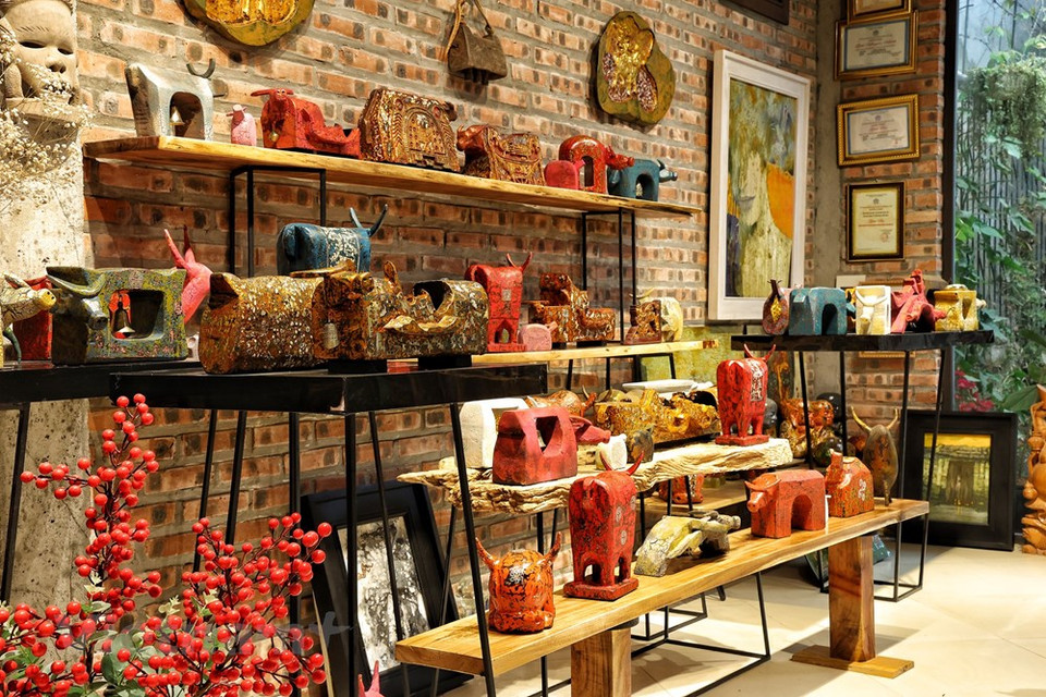 Il ajoute qu’il divise ses 1.010 buffles selon plusieurs thèmes tels que le Buffle réel, le Buffle du portique de village ou le Buffle dragon. Une centaine de buffles est associée au portique du village, rappelant aux gens le village de leur enfance. D'autres buffles portent des motifs anciens trouvés dans les maisons communales ou les temples. Certains sont similaires au buffle réel. Je suis né dans une famille d'agriculteurs. Pour l'agriculteur, un buffle est considéré un ami. Je veux vraiment louer et honorer le buffle. En plus d'aider l’agriculteur à faire les travaux agricoles, mes buffles sont aussi puissants que le tigre, aussi fidèles que le chien, dit-il. Photo: VietnamPlus