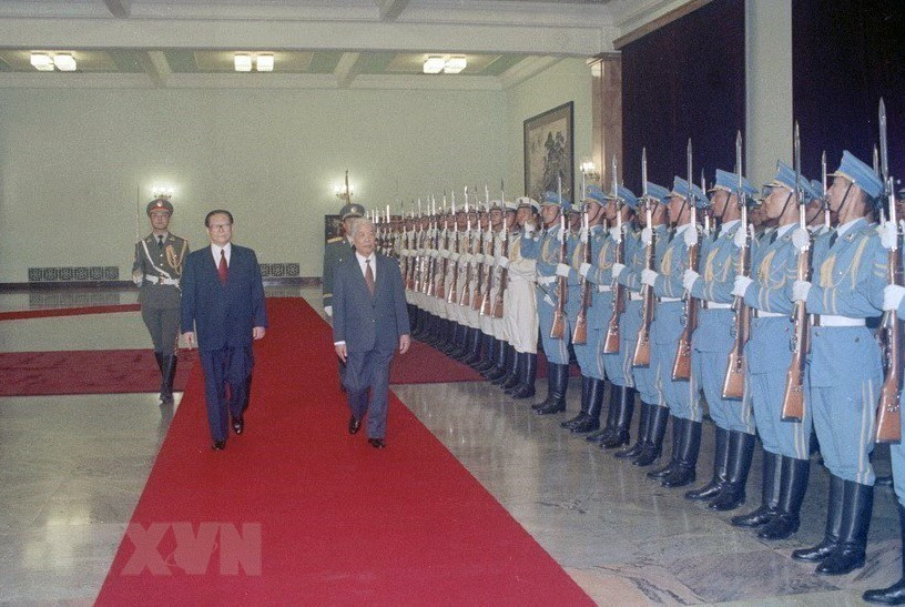 Le 14 juillet 1997, le Secrétaire général et président de la Chine Jiang Zemin préside une cérémonie de bienvenue du Secrétaire général du Parti communiste du Vietnam Do Muoi, en visite en Chine du 14 au 18 juillet 1997. Photo: VNA