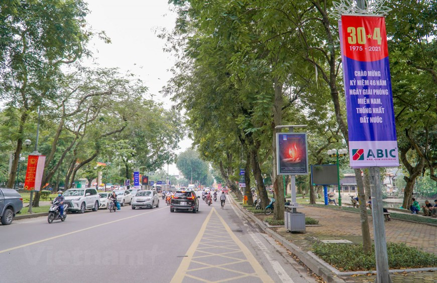 De nombreuses rues de Hanoï ont été décorées de drapeaux, d'affiches et de slogans pour célébrer le 46e anniversaire de la libération du Sud et de la réunification nationale (30 avril). Le drapeau national omniprésent dans les rues de Hanoï. La grande victoire du printemps 1975 est un exploit éclatant, une victoire grandiose de la cause de la résistance anti-américaine pour le salut national de l’armée et du peuple du Vietnam sous la direction du Parti. Cette victoire marque un grand tournant dans l’histoire de la nation, ouvrant une nouvelle ère pour le Vietnam, celle d’indépendance, d’unité nationale et d’avancement vers le socialisme. Photo : Vietnamplus