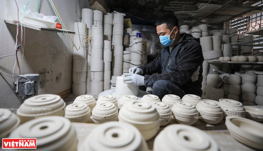 Les produits rugueux faits par des machines seront livrés à l'artisan pour les fixer.