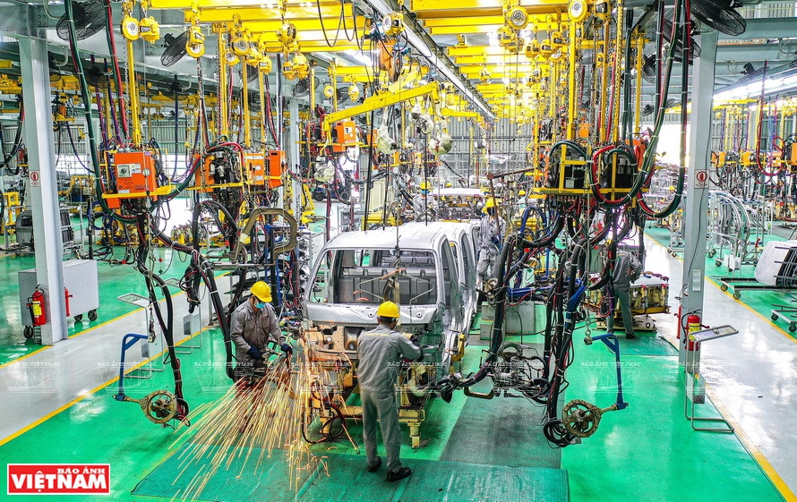 La chaîne de soudage de camions.