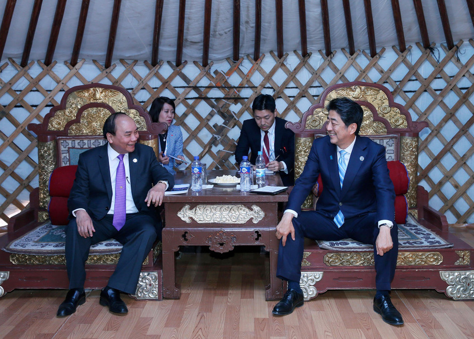  Le Premier ministre Nguyen Xuan Phuc (gauche) rencontre le son homologue japonais Abe Shinzo dans le cadre du 11e Sommet de l'ASEM, le 15 juillet 2016 à Oulan-Bator, en Mongolie. Photo: VNA