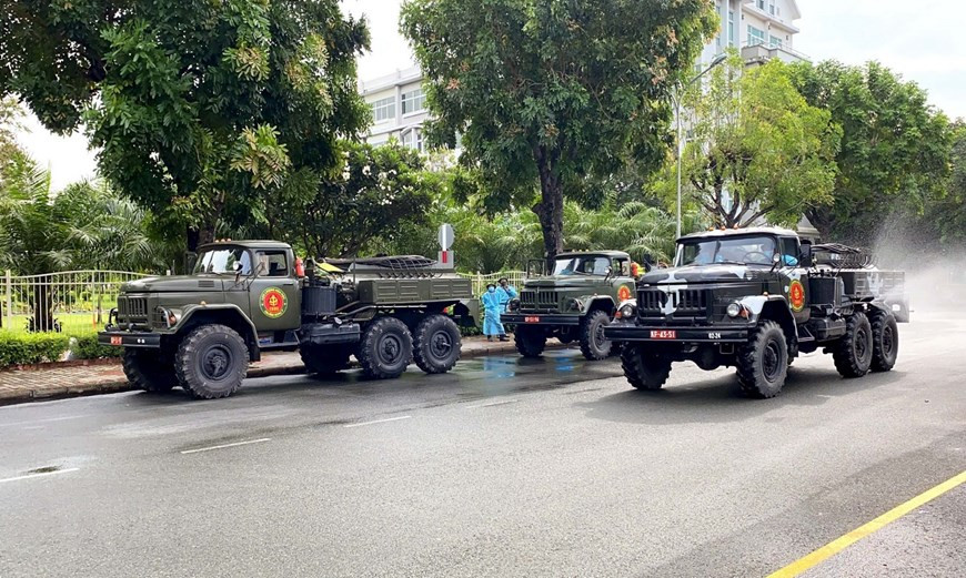 Pulvérisation de désinfectant dans des zones franches et industrielles. Photo: VNA