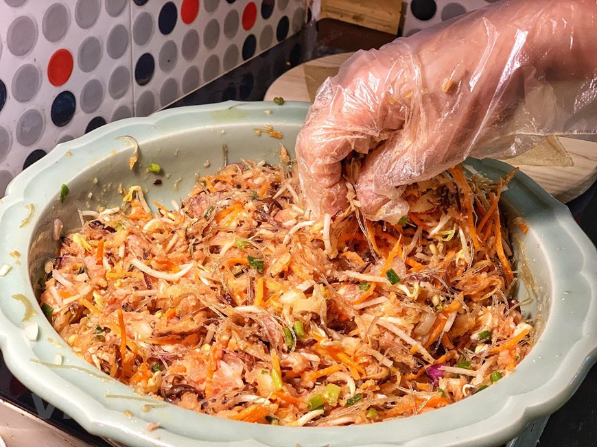 Le "nem" est généralement servi avec de la salade verte comme de la batavia dont les larges feuilles permettent de les enrouler et de les tremper dans la sauce à base de nuoc mam, de menthe, de plante caméléon, etc.