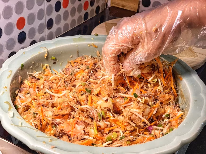 Le "nem" est généralement servi avec de la salade verte comme de la batavia dont les larges feuilles permettent de les enrouler et de les tremper dans la sauce à base de nuoc mam, de menthe, de plante caméléon, etc.