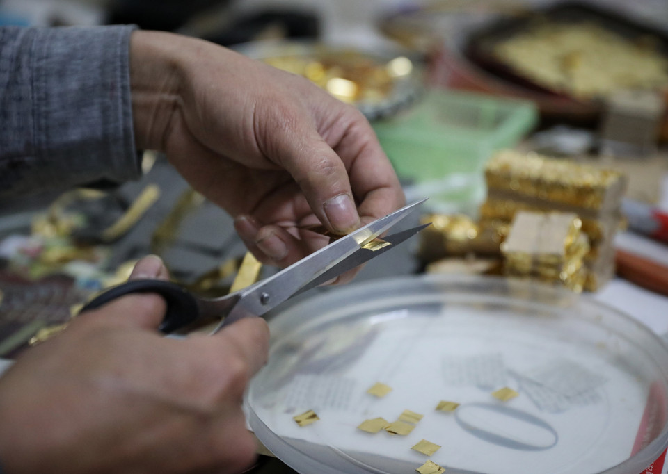 En arrivant à Kiêu Ky, les visiteurs peuvent entendre de loin le son des coups de marteau qui résonnent tous les jours et dans les moindres recoins du village. Photo: VNA