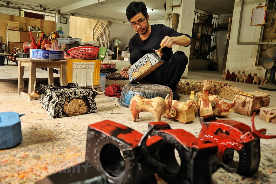 Je les réalisées pour fêter les 1.010 ans de Thang Long-Hanoï. Une autre motivation est venue du fait d’avoir remporté le prix de la catégorie de laque du concours de conception de produits artisanaux de Hanoï en 2020, lancé par le ministère de l’Agriculture et du Développement rural. Cela m’a donc d’autant plus incité à réaliser cette collection. Étant peintre sur laque, j'ai donc réalisé une série de buffles en bois laqués, a partagé Nguyên Tân Phat. Chaque année, à l’arrivée du printemps, M. Phat illustre un animal du zodiaque. On trouve donc dans son espace d’exposition d’innombrables statues et peintures des 12 animaux du zodiaque joyeux, drôles et uniques. Photo: VietnamPlus