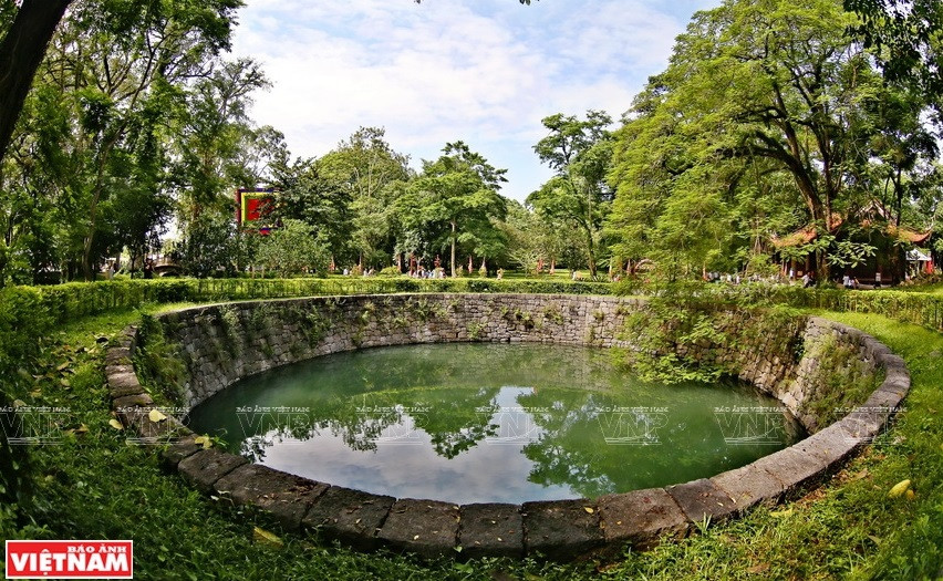 La citadelle de Lam Kinh se trouve dans le district de Tho Xuân, à 50 km au nord-ouest de la ville de Thanh Hoa. 