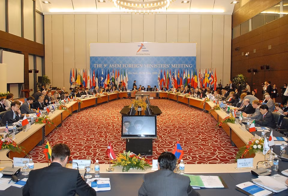  Débat sur la coopération face à la crise financière, dans le cadre de la 9e réunion des ministres des Affaires étrangères de l'ASEM, le 25 mai 2009 à Hanoï. Photo: VNA