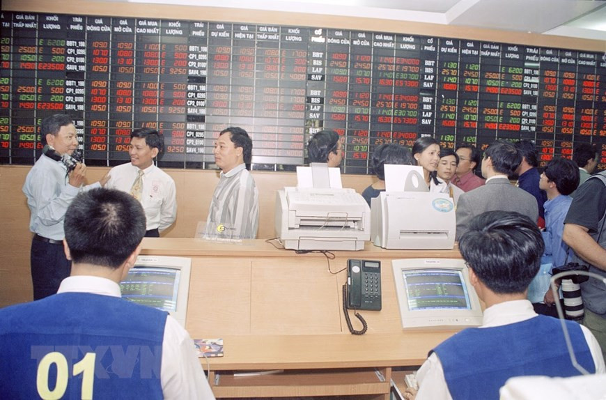 Le 20 juillet 2000, le Service des transactions boursières de Ho Chi Minh-Ville s'est ouvert, marquant la naissance officielle du marché boursier au Vietnam. Photo: VNA