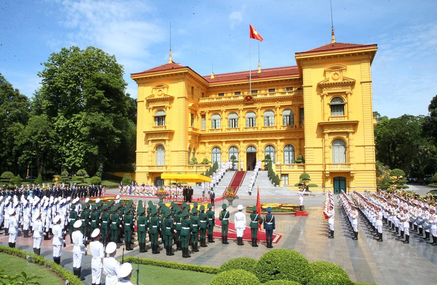La cérémonie d’accueil du secrétaire général du Parti populaire révolutionnaire du Laos et président lao Thongloun Sisoulith et son épouse s'est déroulée solennellement le 28 juin au Palais présidentiel à Hanoï. Photo: VNA
